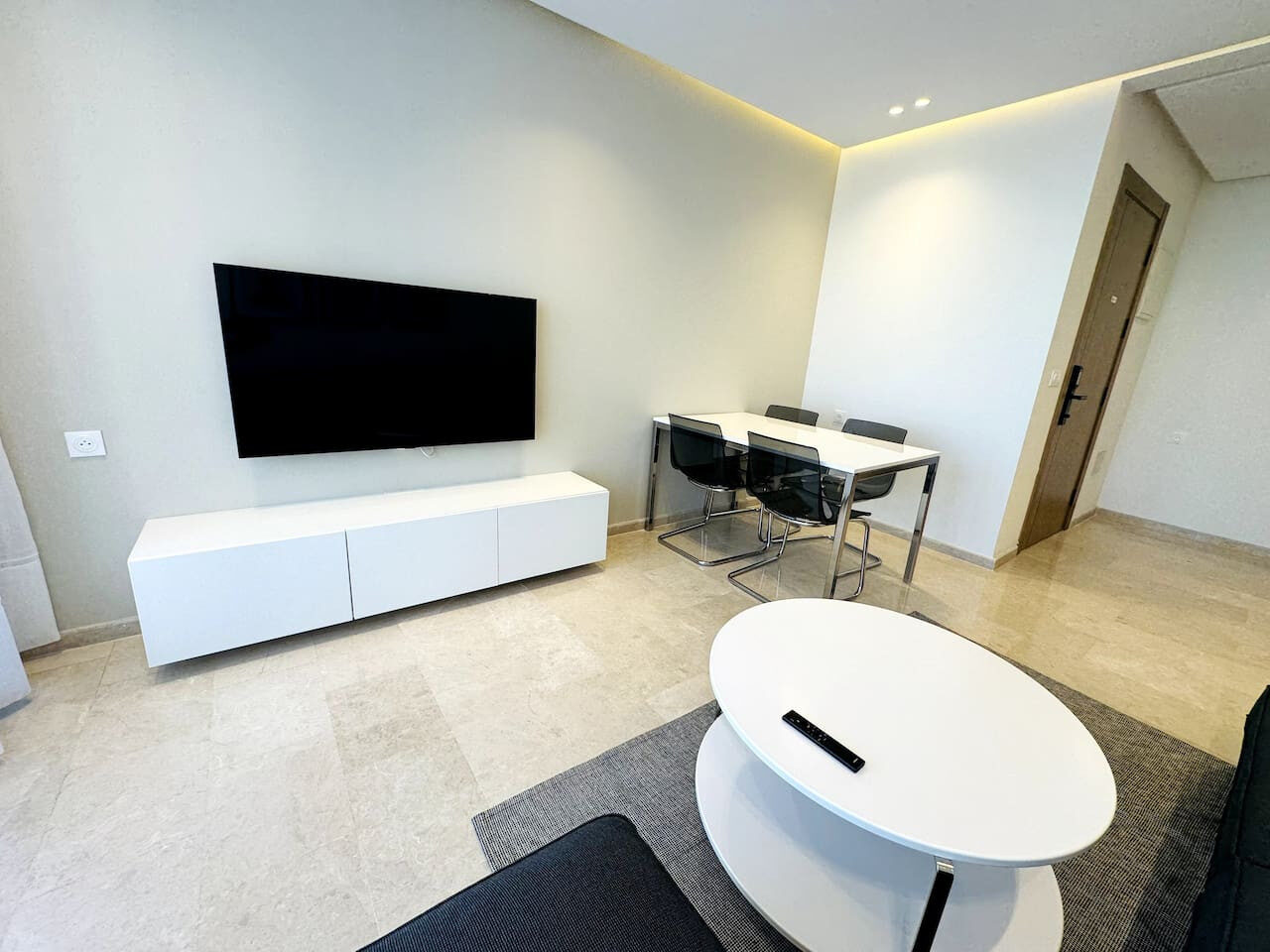 Chic Downtown 2-Bed Apartment