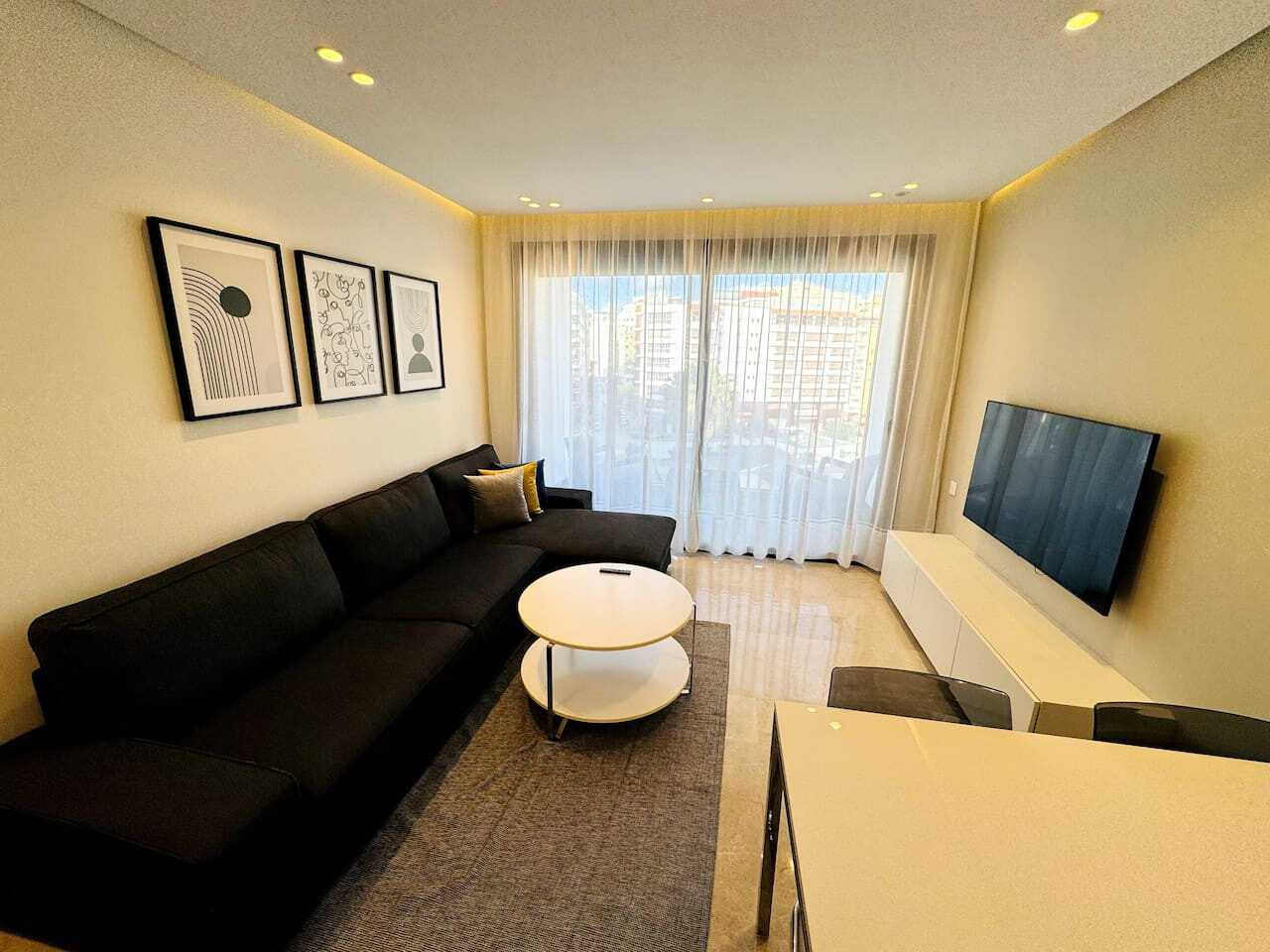 Chic Downtown 2-Bed Apartment