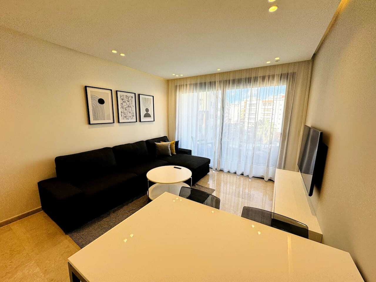 Chic Downtown 2-Bed Apartment