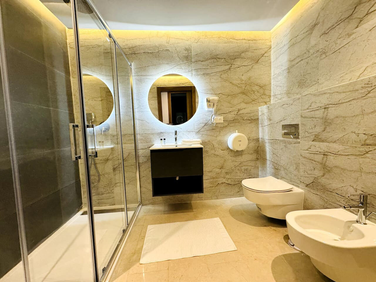 Chic Downtown 2-Bed Apartment