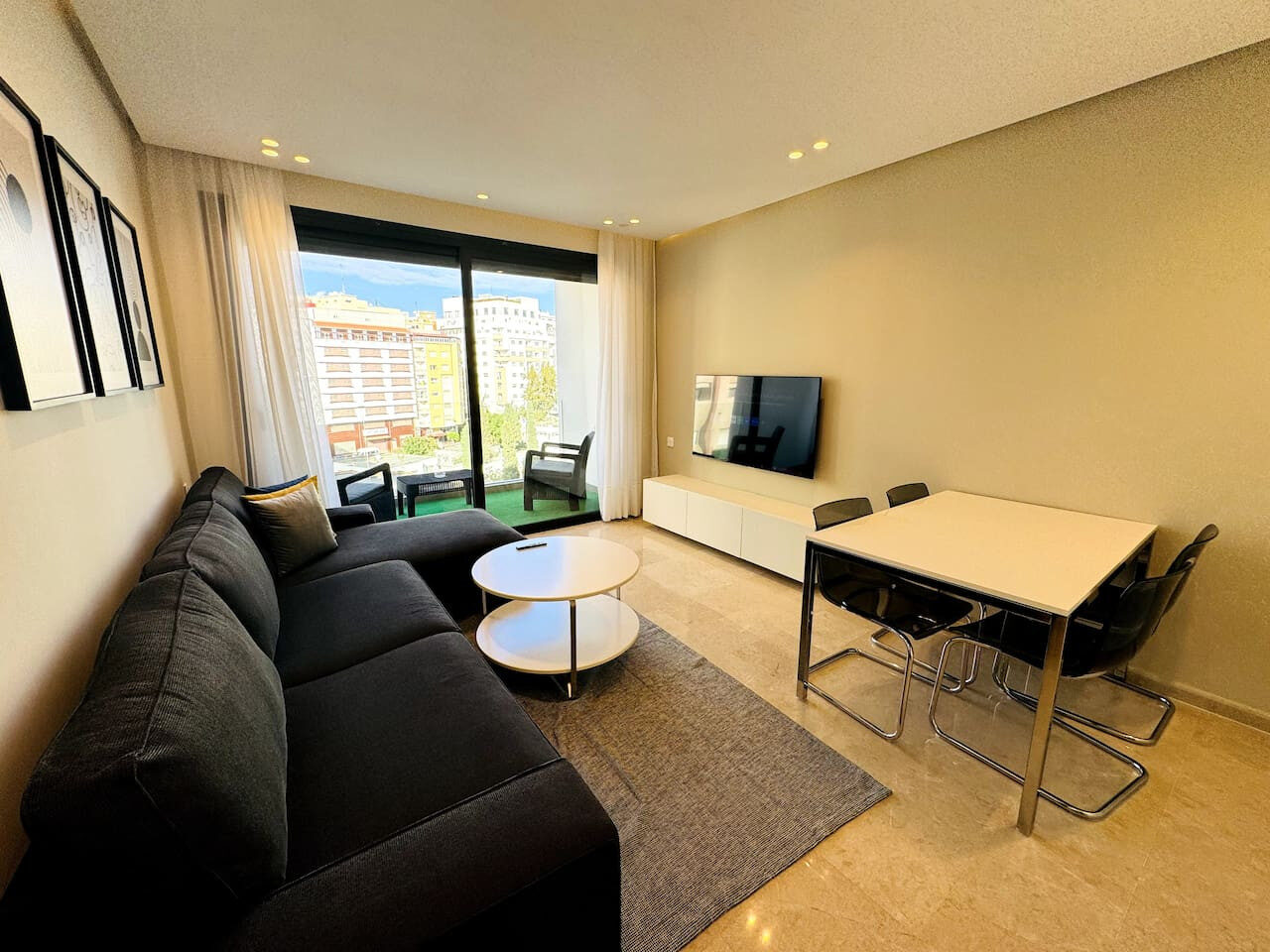 Chic Downtown 2-Bed Apartment