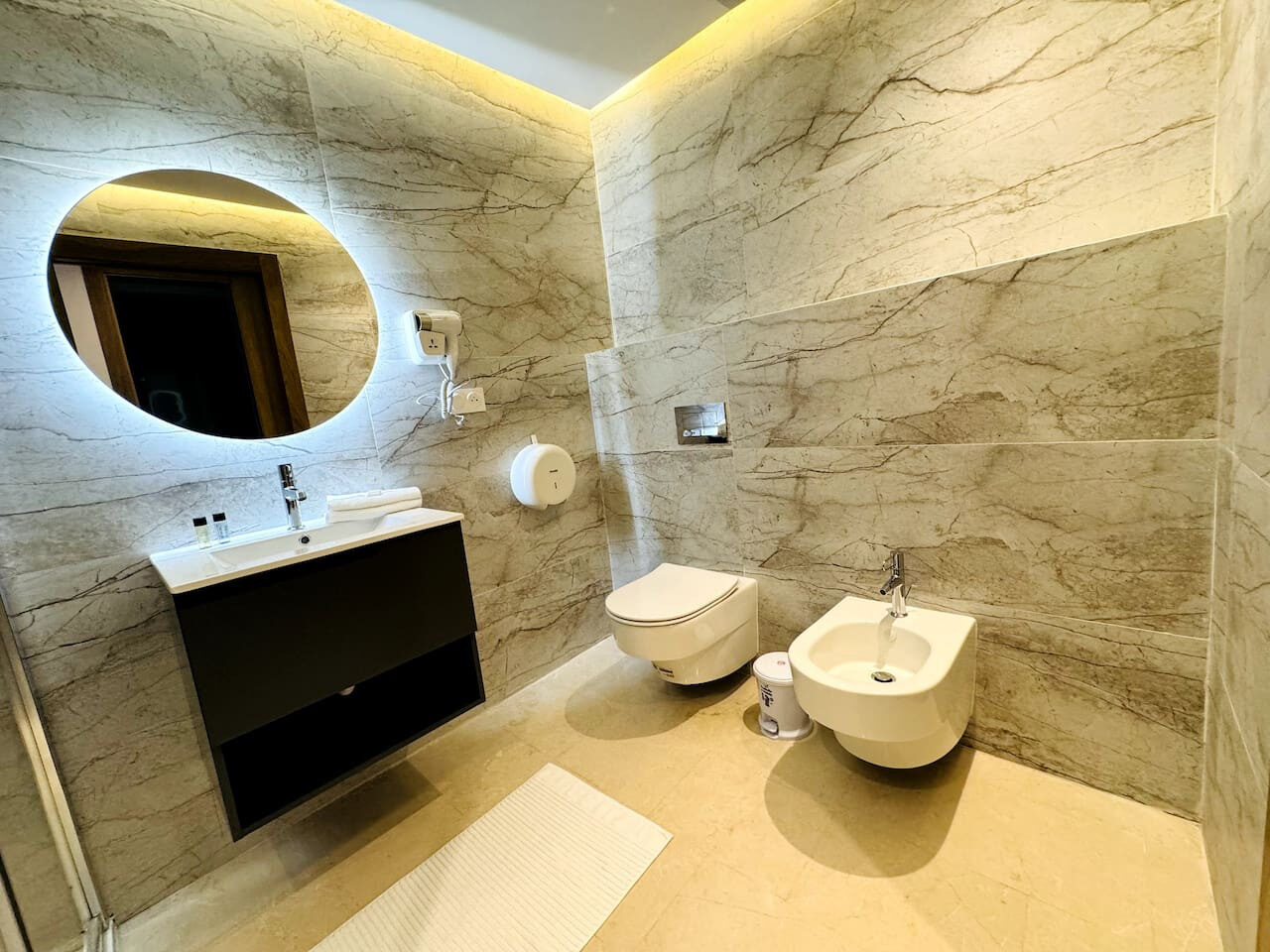 Chic Downtown 2-Bed Apartment