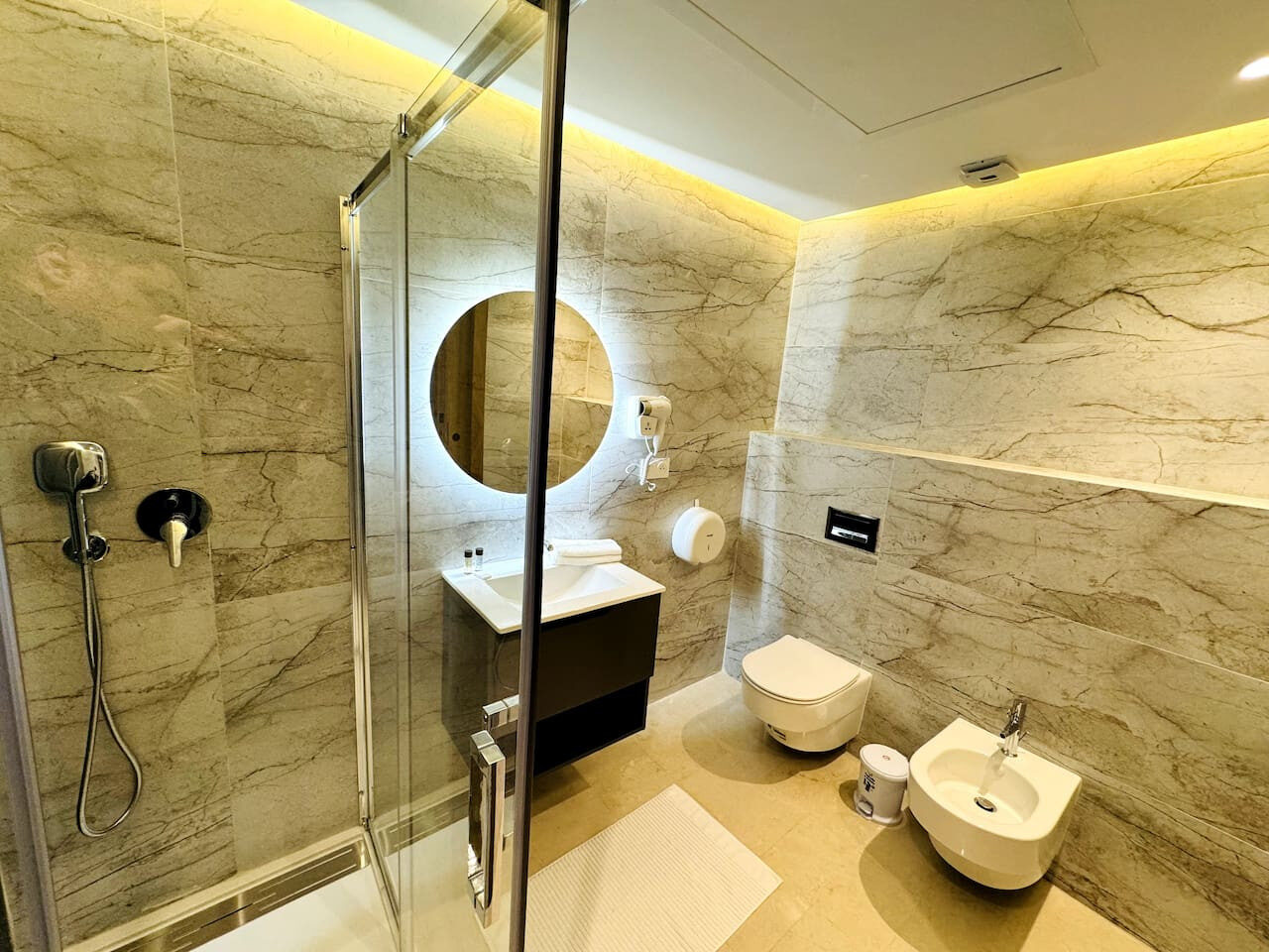Chic Downtown 2-Bed Apartment