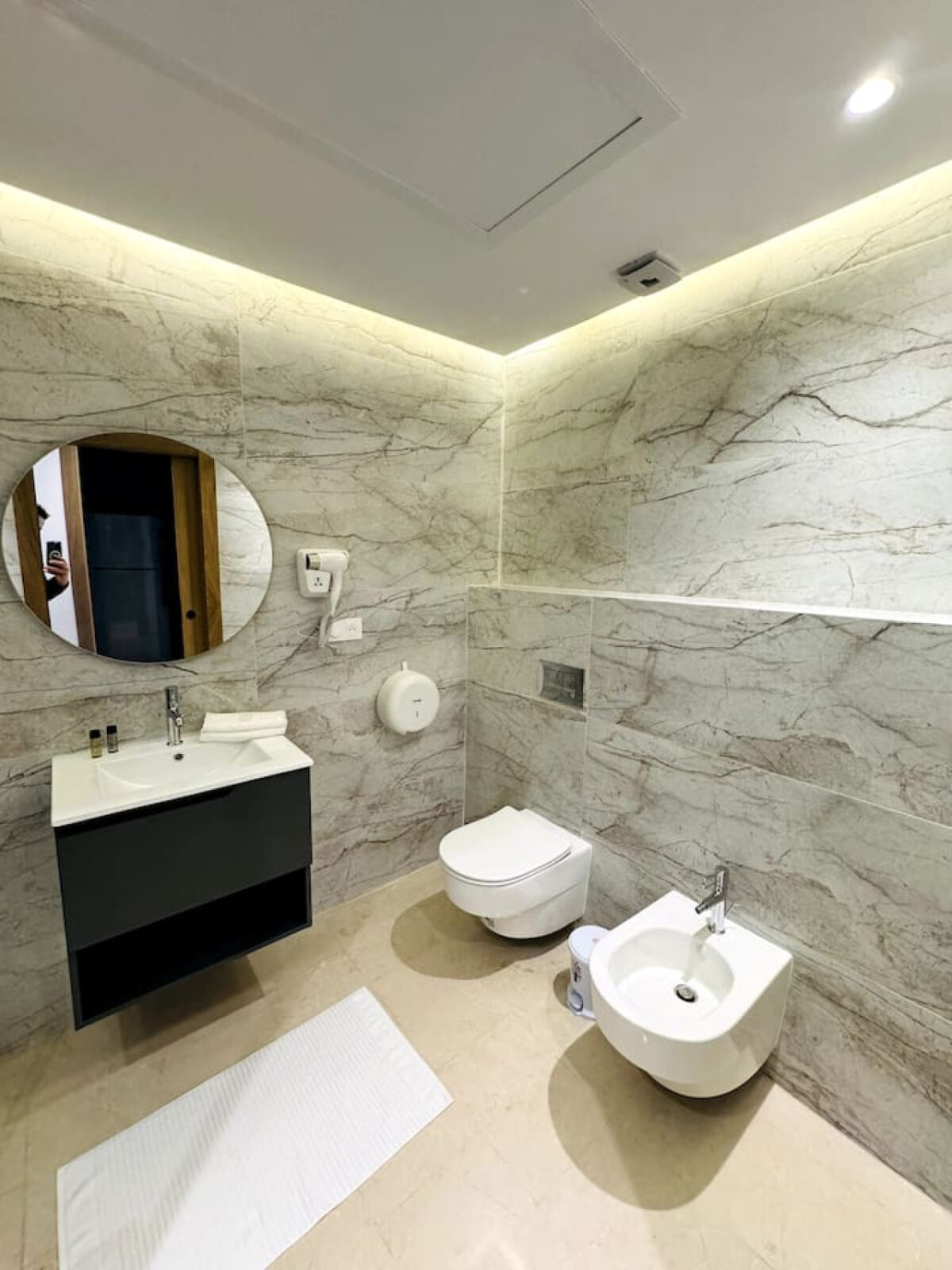 Chic Downtown 2-Bed Apartment