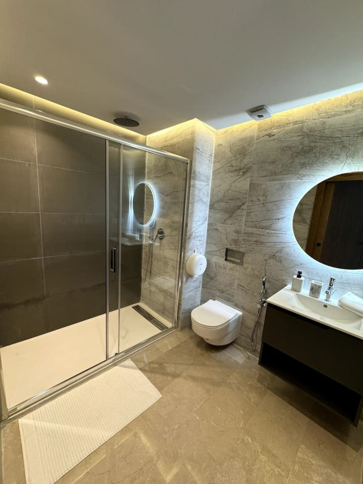 Chic Downtown 2-Bed Apartment