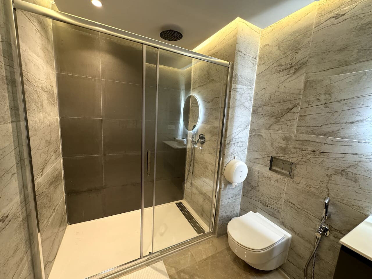Chic Downtown 2-Bed Apartment