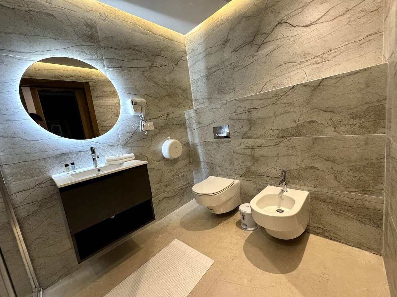 Chic Downtown 2-Bed Apartment