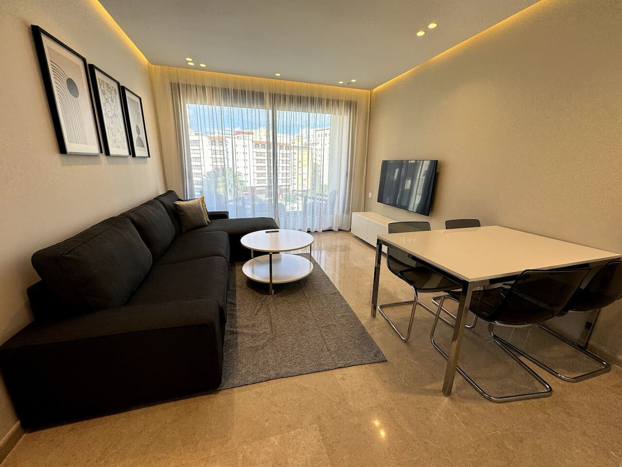 Chic Downtown 2-Bed Apartment