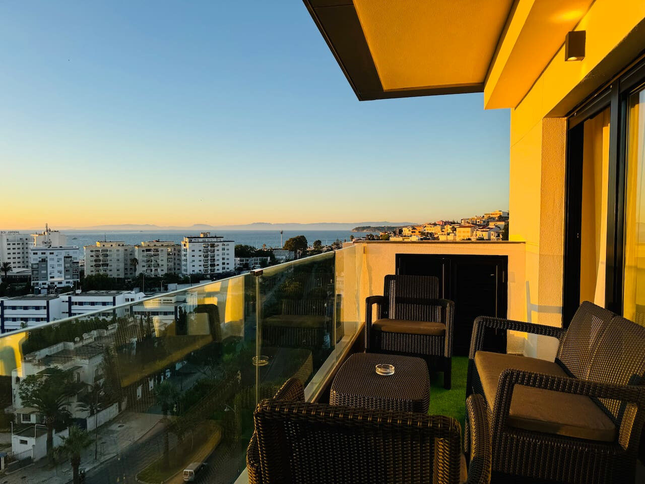 Appartement ensoleillé de 2 chambres avec piscine et vue sur la mer