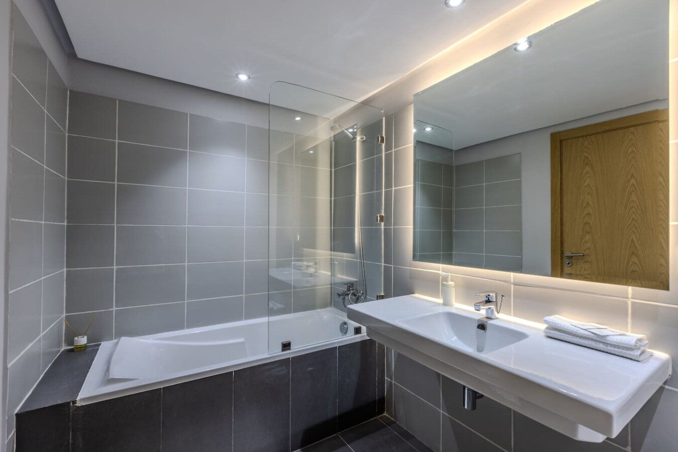 Panoramic Sea View Apartment in Hilton City Center