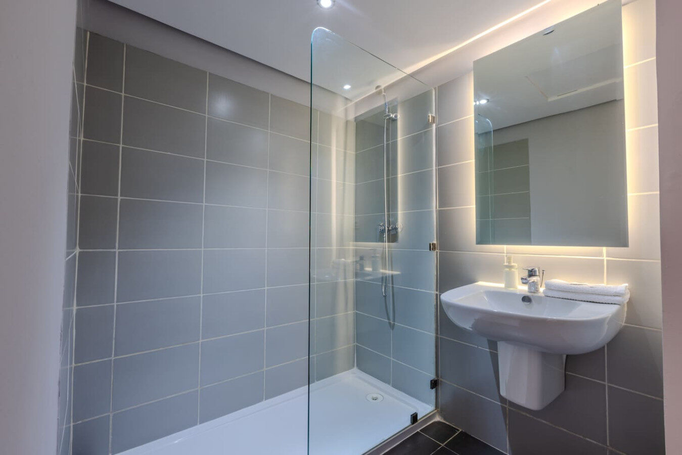 Panoramic Sea View Apartment in Hilton City Center