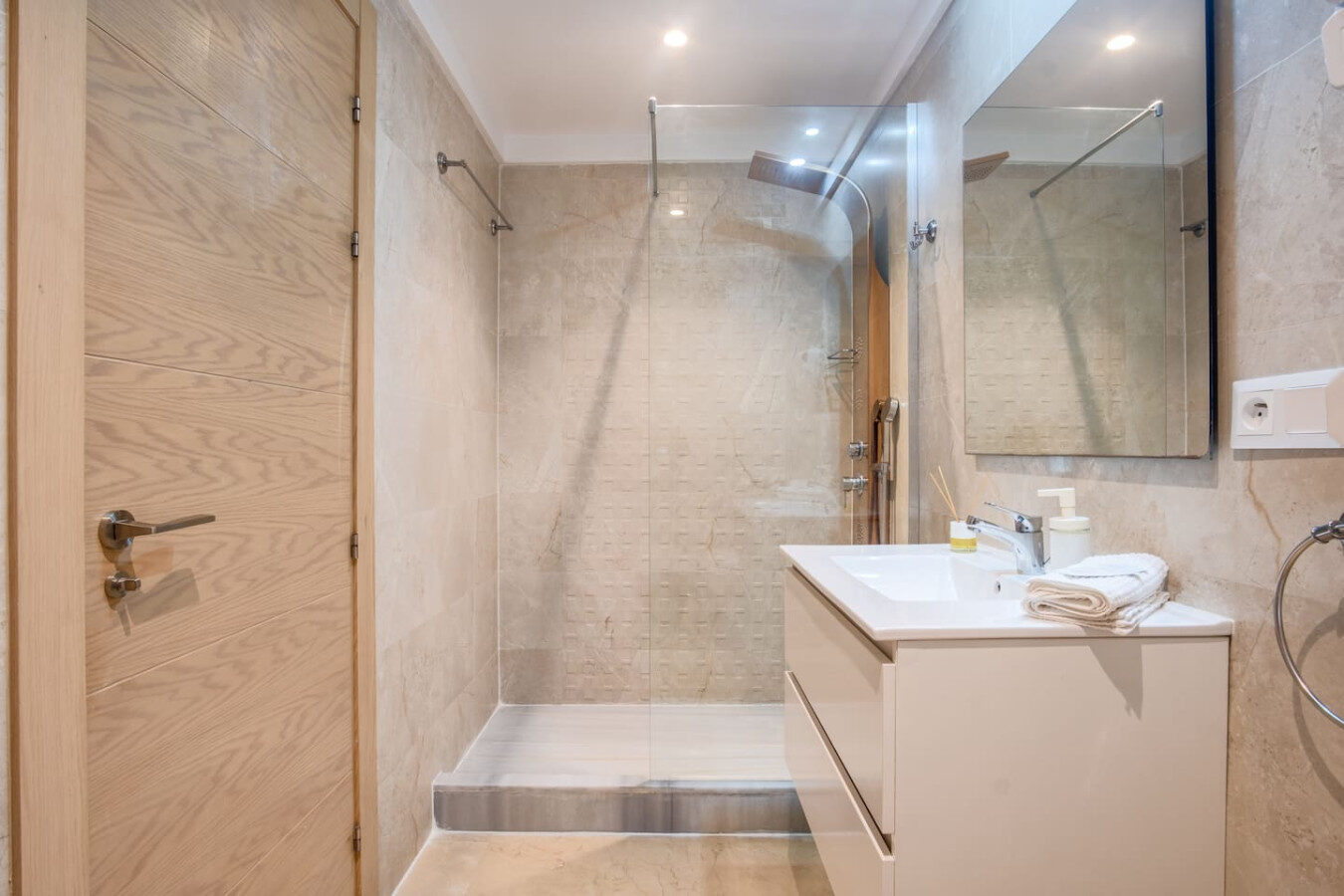 3-Bedroom Zen Apartment with Balcony in Tangier