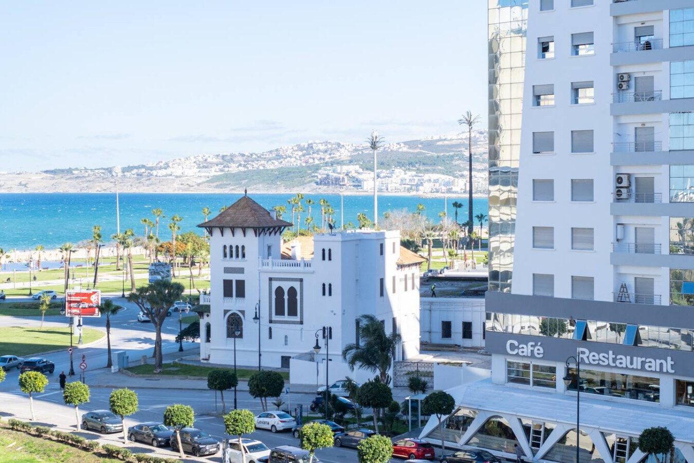Appartement élégant en bord de mer avec vue partielle sur la plage
