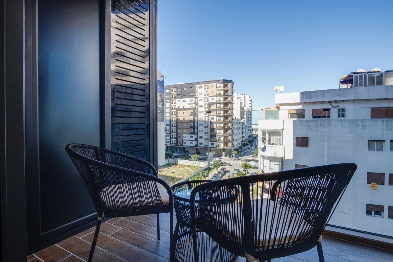 Appartement élégant en bord de mer avec vue partielle sur la plage