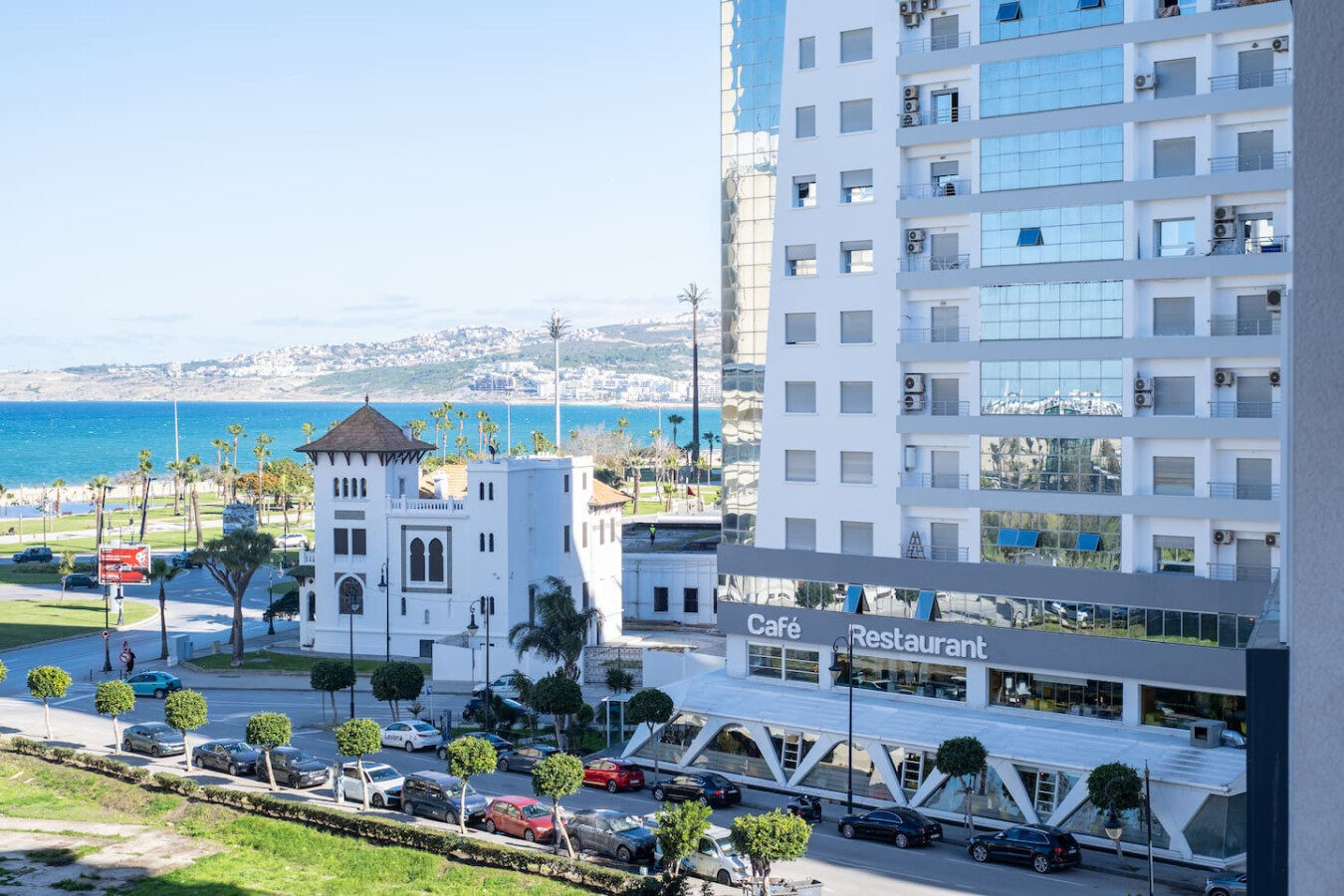 Appartement élégant en bord de mer avec vue partielle sur la plage