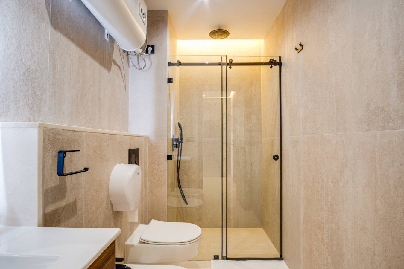 Appartement élégant en bord de mer avec vue partielle sur la plage