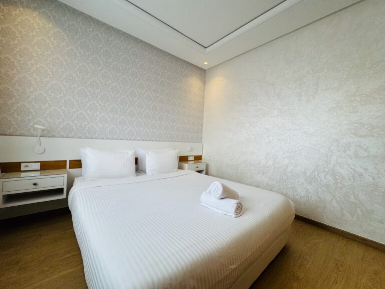 Bedroom 1 - Queen bed