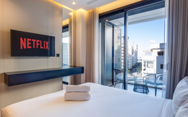 Appartement Élégant au Centre-Ville avec Vue Mer Partielle