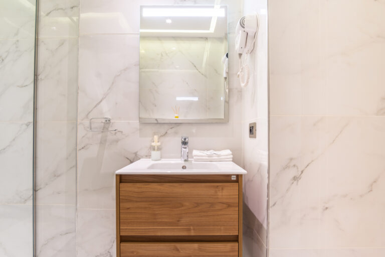 Full bathroom 1